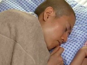 Der Freund des Stiefsohns sieht professionelles Wrestling, Mama VS