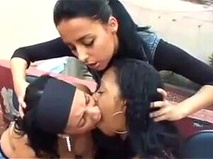 Pornoclip mit drei brasilianischen Lesben, die sich küssen, Drei