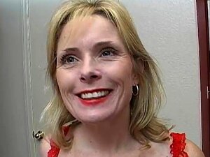 Super sexy ältere Dame in Rot spielt mit ihrer nassen Muschi