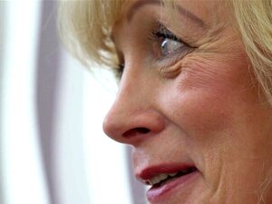 Reife Oma wird vollgespritzt. Reife Oma wird vollgespritzt, nachdem