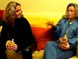 Embarque no abraço sensual das gêmeas francesas, enquanto exploram