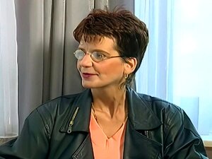 Omi steht für Pornocasting und genießt das große Sexspielzeug in