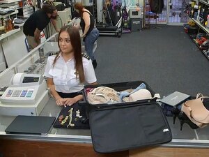 Sexy latina gives hoofd en gets geneukt bij de pawnshop