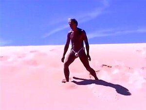 Kleiner Tanga am öffentlichen Strand, ich liebe es, die kleinsten,