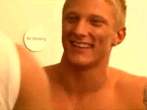 Zwei heiße Powerficker genießen eine raue schwule Orgie