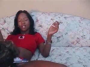 Heiße schwarze MILF bekommt ihre nasse, rosa Muschi durchgefickt