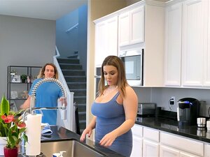 Vollbusige blonde und brünette Stiefmütter halten ihre Stiefsöhne