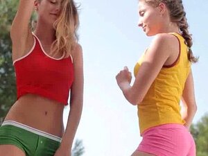 Lesbos Süße strippen und berühren sich. Lesbos Süße ziehen sich