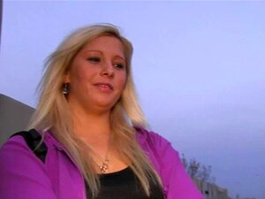 Herrliche Strip-Session. Atemberaubende Tussi zieht sich für etwas