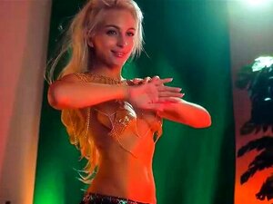 Blonde Süße schluckt Wein und strippt vor der Webcam