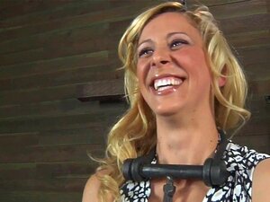 Süße Babe betritt ihren Käfig. Süße Schönheit wird in einen