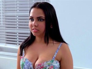 Latina-Mama lutscht im Trio mit Stiefteen den Schwanz. Latina-Mama