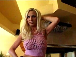 Isotissinen blondi Nikki Benz