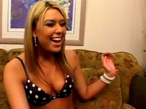 Sexy Dishrag-Hure wird von einem großen weißen Schwanz auf dem Sofa