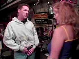Reife Frau fickt in der Garage mit einem frischen Typen