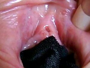 Oberoende tjej stoppar trosor i sin fitta