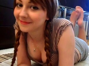 La dolce Rina Foxxy ha i piedi di nylon sudati. La dolce rina foxy ha