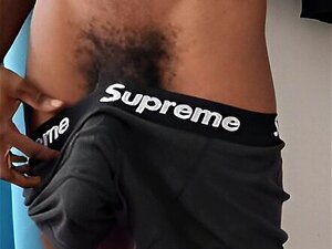 Hung Yung Bull tira fuori il suo grosso cazzo per il servizio