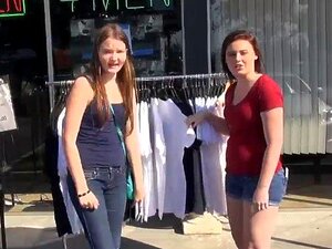 Zufällige Mädchen zeigen ihre Titten für Geld. Zufällige Mädchen,