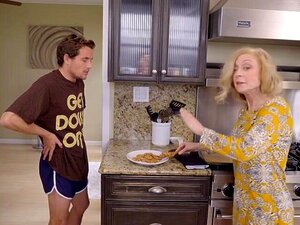 Nina Hartley ist eine gut aussehende, ältere Frau, die es liebt, nur