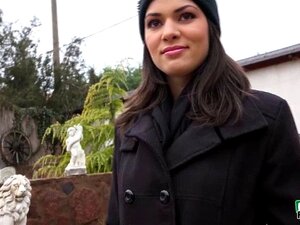 Heiße braunäugige Suzy bekommt eine Ladung Sperma über ihren Bi.