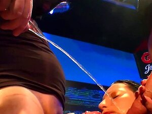 Пишање мокре фетиш курве лижу пичку