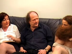 Busige Freundin fickt anal vor ihrer Mutter