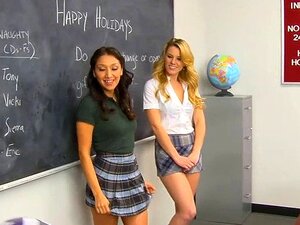 Brutaler Mann fickt ein Mädchen. Naive Schulmädchen sind die beste