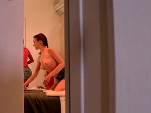 Gutt forfører lekne rommamates til å ha sex