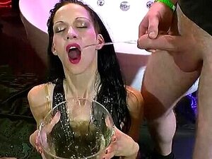 gepisste Brünette wie ihren harten Schwanz in ihre schlampige Muschi.