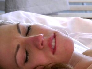 Hübsche Babes brauchen es. Freche Lesbe erregt süße Babes wilde und