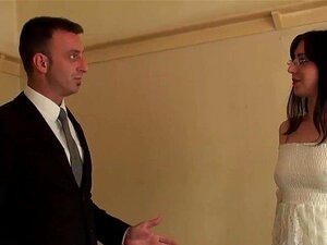 Heiße schwarzhaarige Schlampe Honesty Calliaro wird hart versohlt.