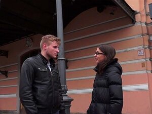 Freche Schlampe fickt einen Fremden. Dieser gutaussehende Typ weiß