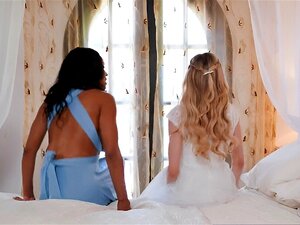 LEZ BE BAD - Wütende Braut Aiden Ashley spritzt von rauem