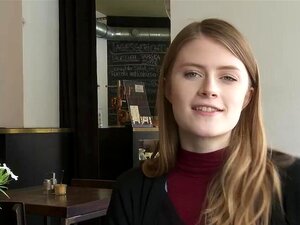 Amateur-Süße Lucy - Beine hoch, Muschi weit gespreizt - Ersties