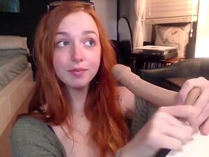 Rossa rossa rossa che pratica un pompino con un dildo
