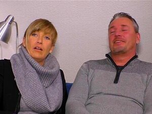 Freche Oma liebt Sperma auf ihren großen Titten