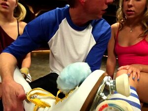 Dreckige Socken und Rollschuhe mit Chastity Lynn und Lia Lor