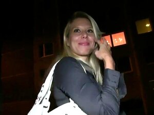 Heiße blonde Muschi wird in einem öffentlichen Flur gefickt