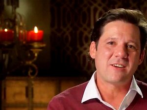 Gruppe verheirateter Leute, die eine Orgie in der Playboys-Villa