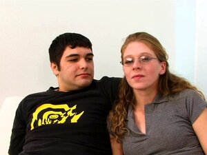 Junge sieht zu, wie sein Mädchen von einem fitten schwarzen Hengst