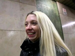 Ivrig blowjob-sensation. Het brud erbjuds pengar för att sluka en