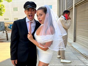 Chauffeur Fickt Die Sexy Braut