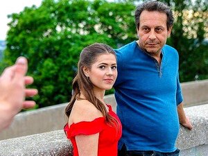 HUNT4K. Freche Tussi im hellen Kleid lutscht Schwanz und wird von