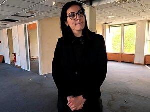 Immobilienmaklerin betrügt ihren Freund, wird während des Besuchs