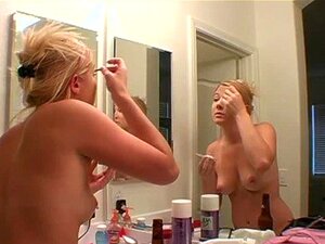Wunderschönes Amateurmädchen nackt und masturbierend