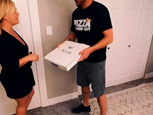 Момак који доставља пицу је јебен.