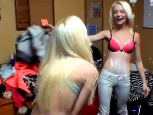 Zwei heiße Amateur-Süße ficken auf einer College-Winterparty im