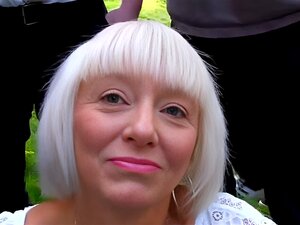 Sexy Oma lutscht fremde Schwänze sexy