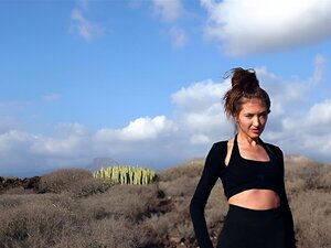 Zierliche Russin mit kleinen Titten posierte nackt während des